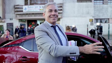 Búsqueda | Robert Silva en su llegada a la Escuela Experimental de Malvín el jueves 13. Foto: Javier Calvelo / adhocFOTOS