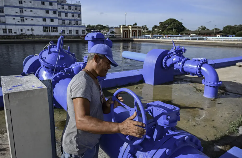 Un trabajador acciona una v&aacute;lvula para llenar un dep&oacute;sito de agua en el Acueducto de Albear, que abastece de agua a varios municipios de La Habana, Cuba, el 16 de octubre de 2026.