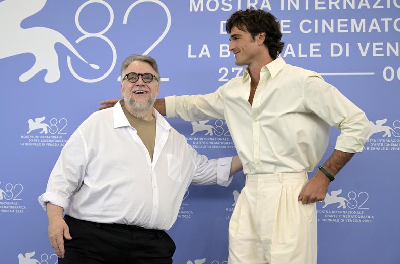 Guillermo del Toro (izq.) y Jacob Elordi (der.) posan durante la sesión fotográfica de Frankenstein en la 82.ª edición del Festival Internacional de Cine de Venecia, en Venecia, Italia, el 30 de agosto de 2025.