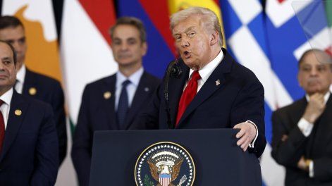 El presidente de Estados Unidos, Donald Trump, pronuncia un discurso en la Cumbre de Paz de Gaza en Sharm El-Sheikh, Egipto, el 13 de octubre de 2025.