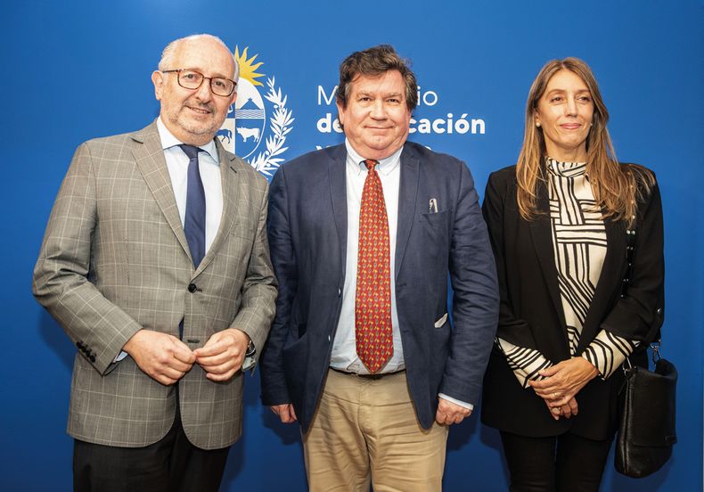 Ministro de Educación y Cultura Pablo Da Silveira, director general de la Comisión del Patrimonio Cultural William Rey Ashfield y la arquitecta Laura Cesio