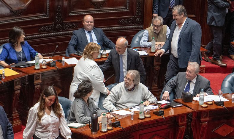El senador Javier García saluda a la ministra de Defensa, Sandra Lazo, al inicio de la interpelación parlamentaria el miércoles 10
