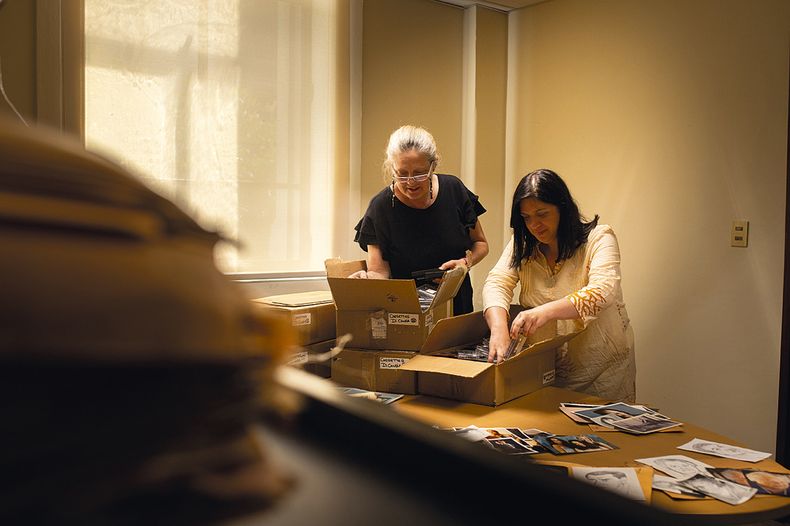 De la UCU: bibliotecóloga Carolina Barbé con responsable de Archivo Mariángel Ilarda