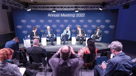Uno de los paneles en el foro de líderes reunidos en Davos, otra vez en modo presencial. Foto: Foro Económico Munidal