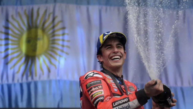 El piloto español de Ducati, Marc Marquez, celebra con champán tras ganar la carrera esprint del Gran Premio de Argentina de MotoGP en el circuito de Termas de Río Hondo en Santiago del Estero, Argentina, el 15 de marzo de 2025