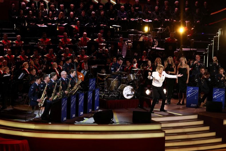 El músico, que fue nombrado caballero del Imperio británico en 2016 por parte de la reina Elizabeth II, interpretó una emotiva versión de Sailing, su gran éxito del año 1975.