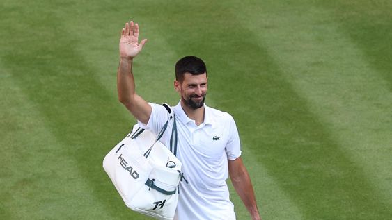 Novak Djokovic de Serbia saluda al salir de la cancha tras perder el partido de semifinales individuales masculino contra Jannik Sinner de Italia en el Campeonato de Wimbledon Novak Djokovic de Serbia saluda al salir de la cancha tras perder el partido de semifinales individuales masculino contra Jannik Sinner de Italia en el Campeonato de Wimbledon