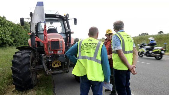 Miembros del sindicato de agricultores francés Coordination Rurale participan en una protesta en Wattignies, el 28 de mayo de 2025 al norte de Francia