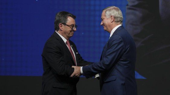 José Antonio Kast saluda al futuro ministro de Defensa, Fernando Barros, durante la presentación de su nuevo gabinete, en Santiago de Chile.