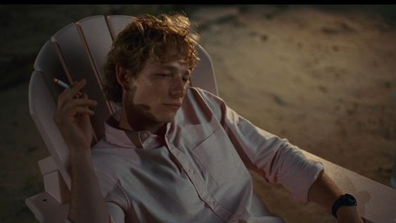 El actor Mike Faist, quien interpreta a un tenista, fumando en la película Desafiantes