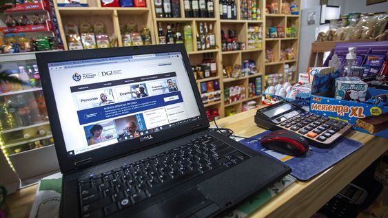 Laptop en el mostrador de un supermercado barrial de Montevideo. Foto: Nicolás Garrido / Búsqueda