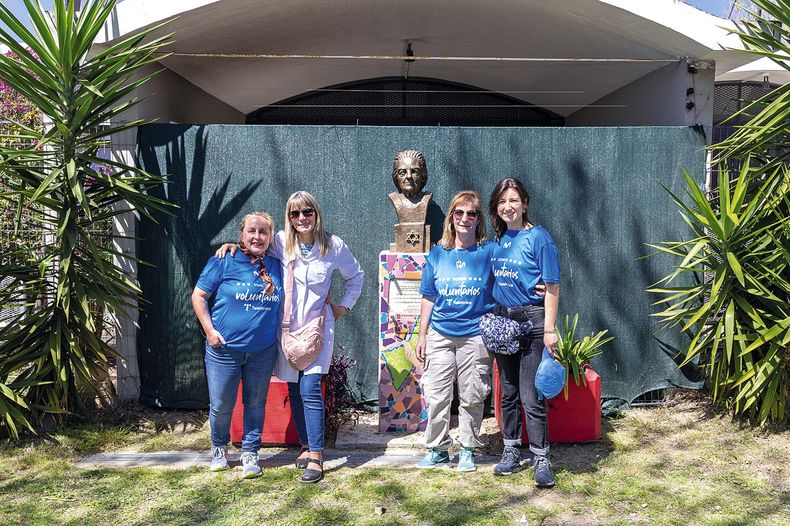 Gerenta de la Fundación Telefónica Movistar María Noel Orellano, directora de la Escuela N° 178 Beatriz Araujo, jefa de Educación de la Fundación Telefónica Movistar Beatriz Ríos y coordinadora de Voluntariado Verónica Pita