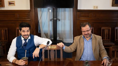 El senador Andrés Ojeda, secretario general del Partido Colorado, y el diputado colorado Felipe Schipani, durante una reunión con dirigentes nacionalistas en la Casa del Partido Nacional.