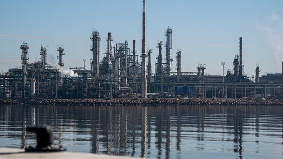 Vista de la refinería de La Teja, desde el Puerto Capurro. Vista de la refinería de La Teja, desde el Puerto Capurro.