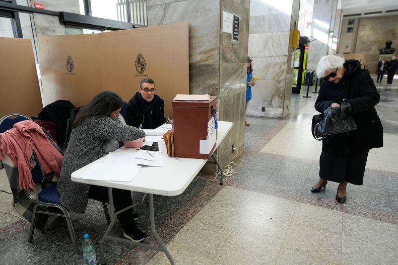 Votación durante las elecciones internas del 30 de junio, en la Intendencia de Montevideo