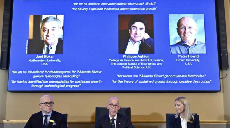 Miembros de la Academia Sueca de Ciencias anuncian a los ganadores del premio Nobel de economía.