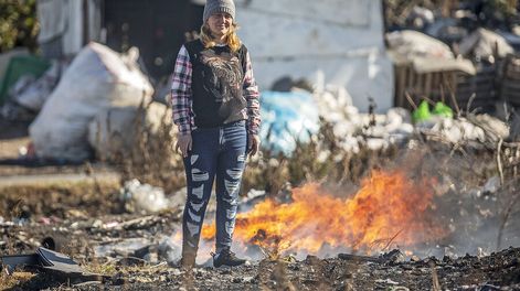 “Así es muy difícil vivir”, dice Lorena, que habita en el asentamiento desde que nació, hace 30 años. Fotos: Nicolás Garrido / Búsqueda