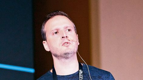 César Cerrudo exponiendo en una charla