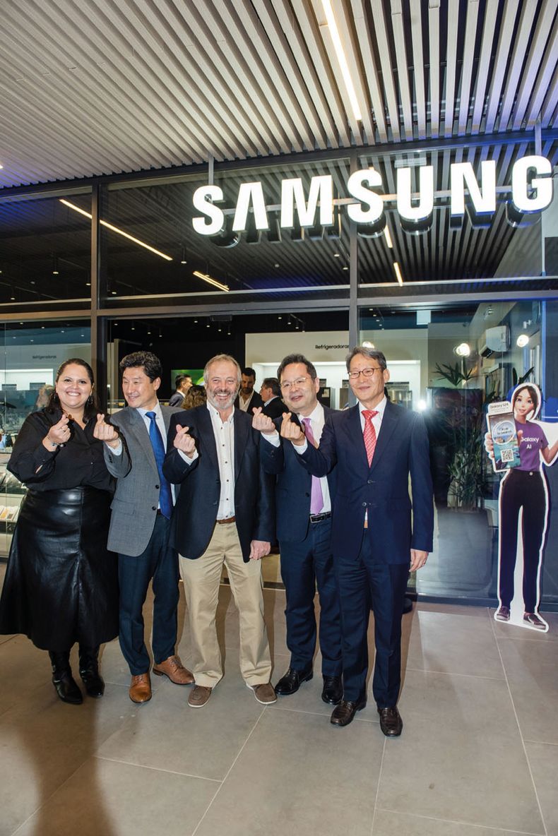 Gerenta de Marketing de Samsung Uruguay Victoria Coitiño, presidente de Samsung Uruguay Alejandro Song, director de Visuar Alejandro Schvartz, presidente y CEO de Samsung para Latinoamérica HS Jo y Zezinho, presidente de Samsung para América Central