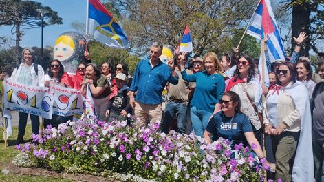 Yamandú Orsi y Carolina Cosse, en San Javier, junto a dirigentes y militantes, el viernes 4 de octubre.&nbsp;