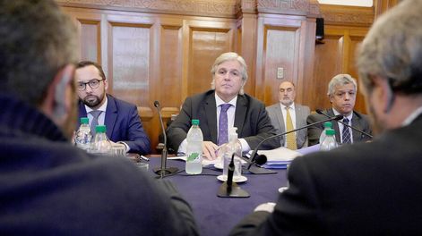 Canciller Francisco Bustillo en el Parlamento. Foto: Javier Calvelo / adhocFOTOS