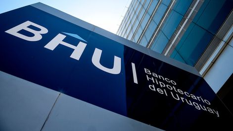 Sede del Banco Hipotecario del Uruguay en Montevideo. Foto: Javier Calvelo / adhocFOTOS