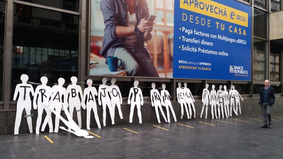 Una movilización de AEBU frente a l BROU. Foto: AEBU Una movilización de AEBU frente a l BROU. Foto: AEBU