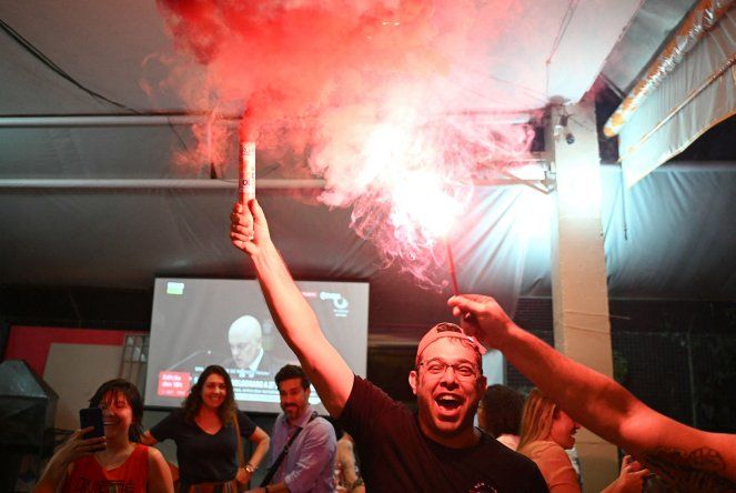 “¡Bolsonaro a prisión!”: el público celebra la decisión del Tribunal Supremo de Brasil sobre el juicio al expresidente Jair Bolsonaro en Brasilia el 11 de setiembre de 2025.