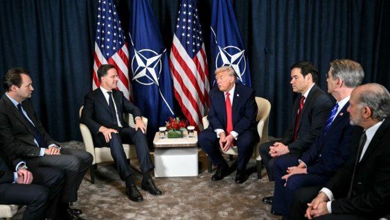 Donald Trump habla con el secretario general de la OTAN, Mark Rutte durante una reunión bilateral en el marco de la reunión anual del Foro Económico Mundial en Davos el 21 de enero de 2026.