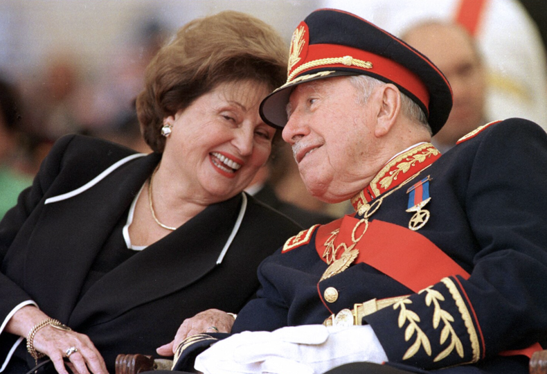 Augusto Pinochet y su esposa, Lucía Hiriart