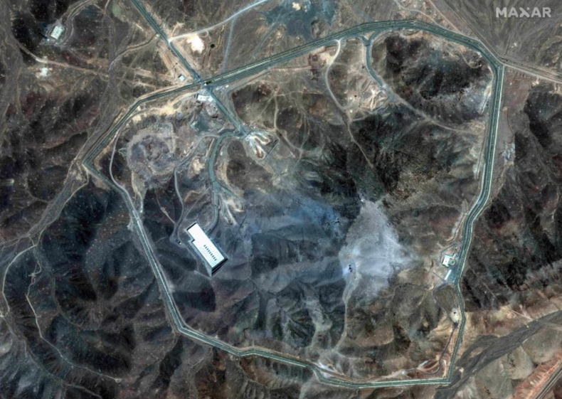 Esta imagen satelital proporcionada por Maxar Technologies muestra la instalación de enriquecimiento de Fordow, en Irán, después de los ataques de Estados Unidos