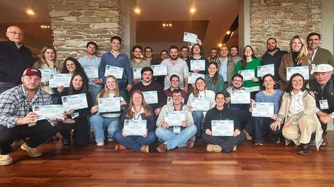 Los jóvenes que participaron de LiderA 2025 con directivos de la Sociedad de Criadores de Aberdeen Angus del Uruguay