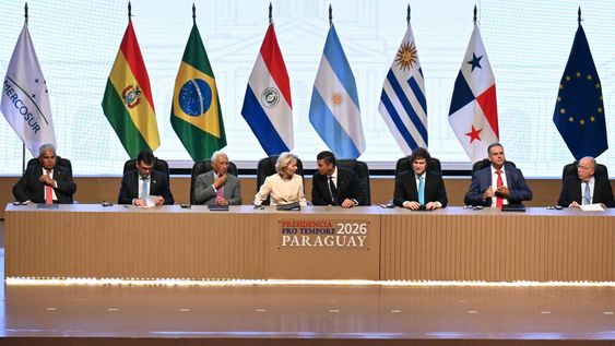 El Mercosur y la Unión Europea firmaron un acuerdo el 17 de enero, tras 25 años de preparación, para crear una de las mayores áreas de libre comercio del mundo en un momento de creciente proteccionismo y volatilidad. El Mercosur y la Unión Europea firmaron un acuerdo el 17 de enero, tras 25 años de preparación, para crear una de las mayores áreas de libre comercio del mundo en un momento de creciente proteccionismo y volatilidad.