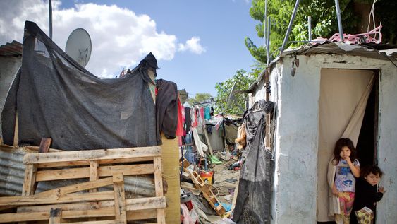 Tres jueces ordenaron al ministerio brindar viviendas de forma urgente para evitar la vulneración de los derechos de niños que vivían en condiciones de extrema