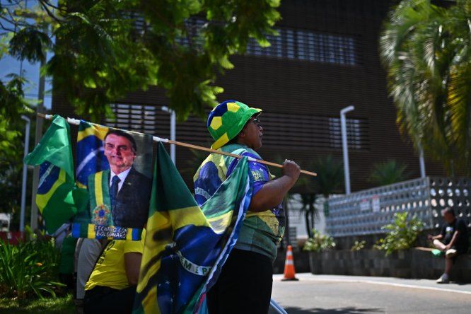 Una seguidora del expresidente de Brasil, Jair Bolsonaro, espera la salida del exmandatário frente hospital DF Star este domingo, en Brasilia (Brasil).