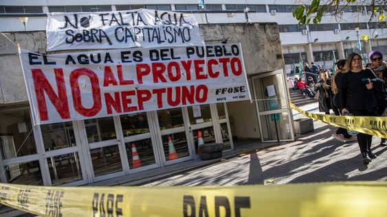 Manifestación del sindicato de OSE en contra del proyecto Neptuno, en el edificio central de OSE, Montevideo