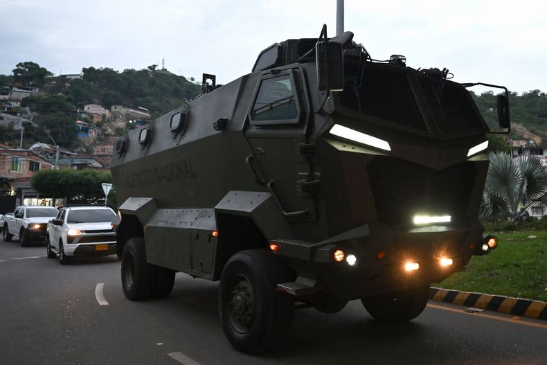 Soldados colombianos patrullan en un camión militar cerca de la frontera con Venezuela en Cúcuta, Colombia, el 6 de enero de 2026.