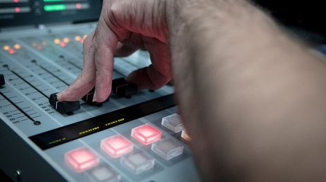 Consola de salida de radio. Foto: Javier Calvelo, adhocFOTOS