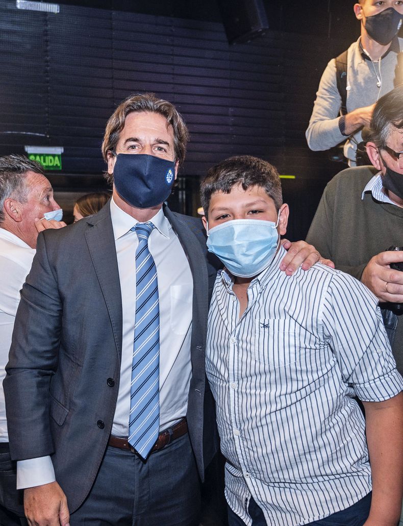 Presidente de la República Luis Lacalle Pou con Santino Álvez Vargas, uno de los autores del libro