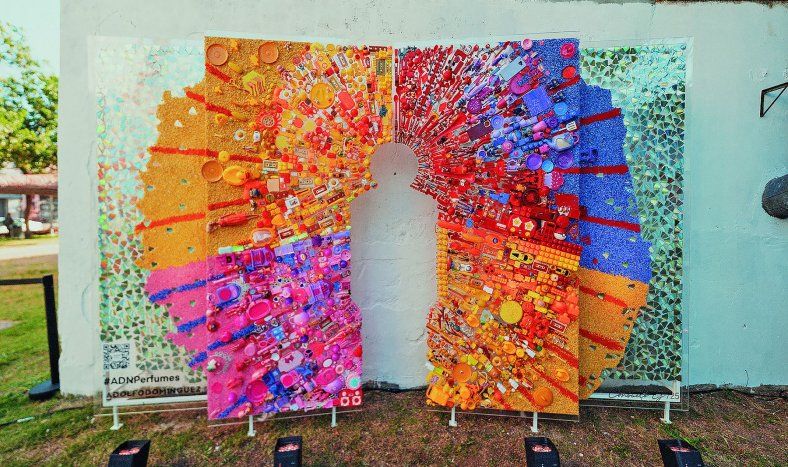 Mural colaborativo hecho con plásticos reciclados, en el Espacio de Arte Contemporáneo.