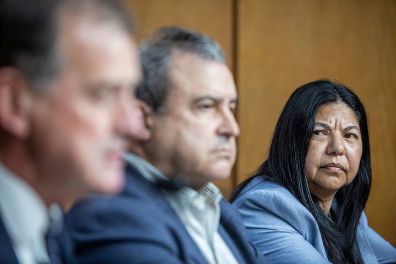 Guido Manini Ríos, Raúl Lozano y Elsa Capillera durante la conferencia tras el pedido de renuncia de Irene Moreira de Vivienda. Foto: Mauricio Zina / adhocFOTOS