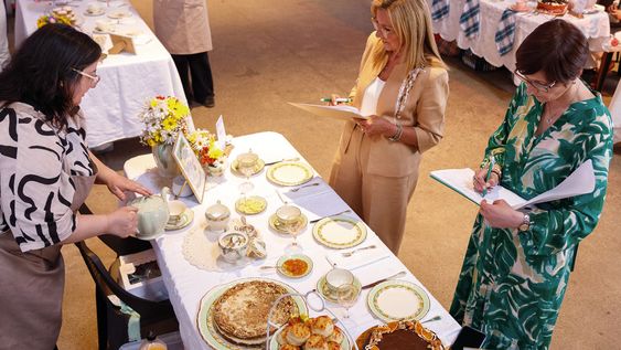 Juradas: Mónica Devoto y Luciana Andión evaluando una mesa Juradas: Mónica Devoto y Luciana Andión evaluando una mesa