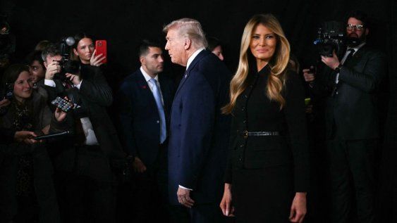 La primera dama de Estados Unidos, Melania Trump, observa mientras el presidente Donald Trump habla con periodistas durante el estreno mundial de Melania, de Amazon MGM Studios, en el Kennedy Center de Washington, D.C., el 29 de enero de 2026.
