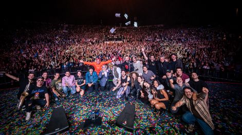 Fiesta ¡FA!, de Mex Urtizberea, propuso una grilla sorpresa de grandes artistas que hizo explotar el Teatro de Verano