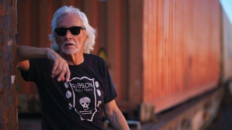 Ícono del rock argentino, Nito Mestre es irónico, exagerado y sabe reírse de sí mismo