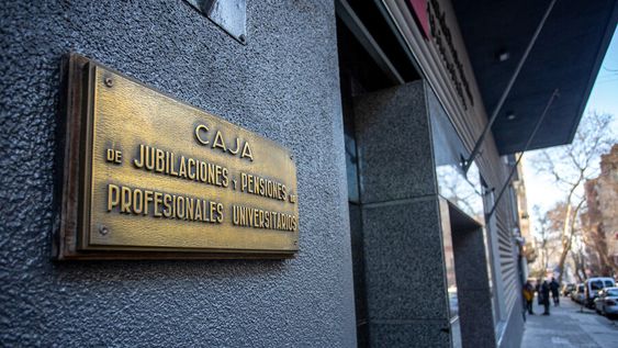 Sede de la Caja de Profesionales Universitarios en Montevideo. Foto: Mauricio Zina / adhocFOTOS Sede de la Caja de Profesionales Universitarios en Montevideo. Foto: Mauricio Zina / adhocFOTOS