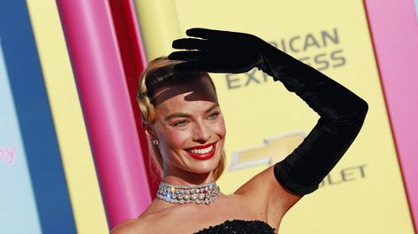 Margot Robbie, actriz protagonista de Barbie, lució un vestido negro con lentejuelas de Schiaparelli, guantes de terciopelo y joyas de Lorraine Schwartz. Foto: Michael Tran, AFP