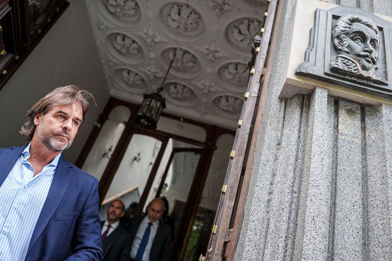 Luis Lacalle Pou tras la la reunión del directorio del Partido Nacional para tratar el caso Cardama, en la Casa del Partido Nacional en Montevideo.