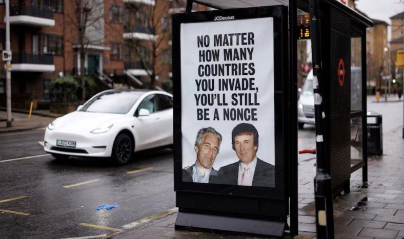 “No importa cuántos países invadas, todavía serás un pedófilo”, dice el cartel que vincula a Trump con Epstein en las calles de Londres.
