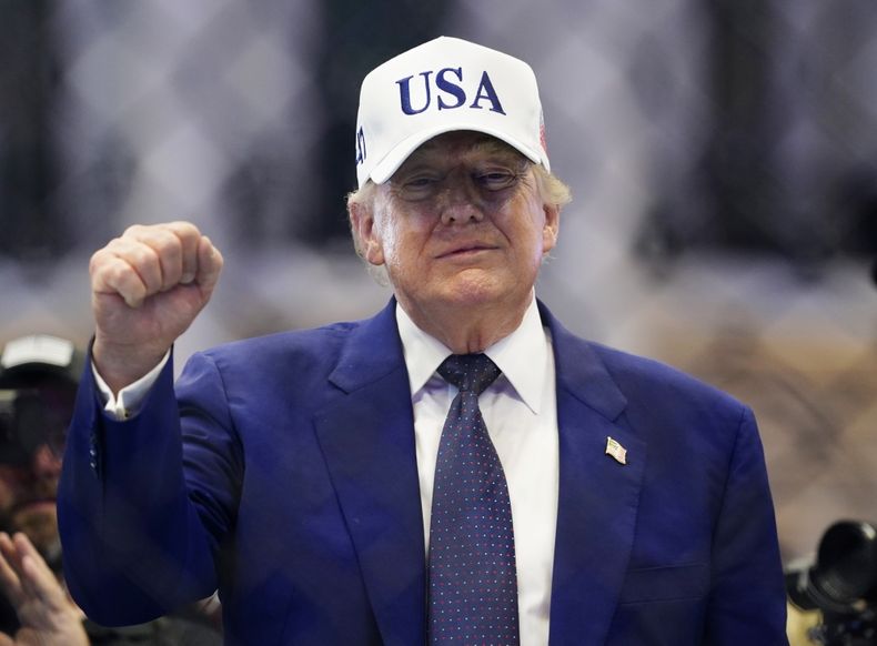 Donald Trump en el octágono tras el evento UFC Freedom 250 en el jardín sur de la Casa Blanca, el 15 de junio de 2026.